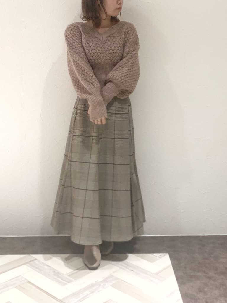 ブラウン系のスカート、ベージュ系のブーツ、ベージュ系のニット/セーターを着用したレディースの秋コーディネートの5枚目の写真