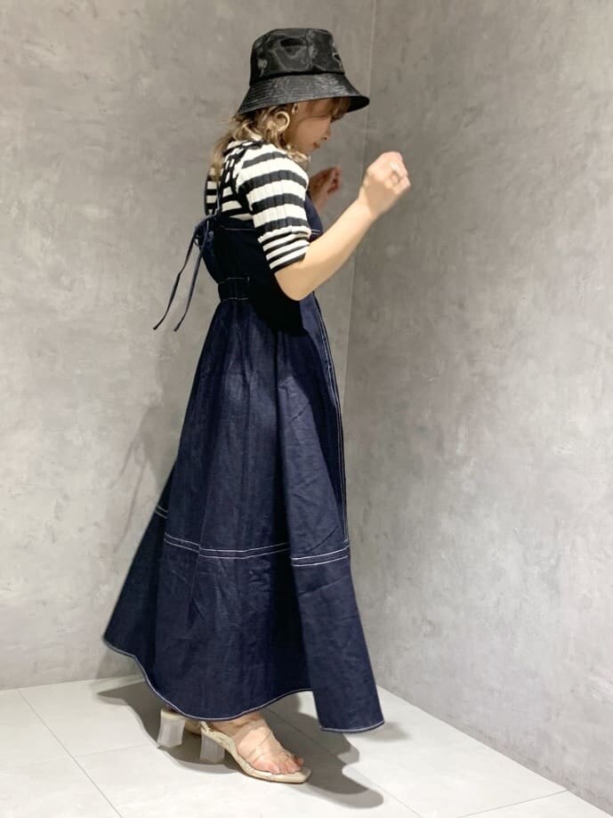 ブラック系のニット/セーター、パープル系のサンダル、ブルー系のワンピースを着用したレディースの春コーディネートの3枚目の写真