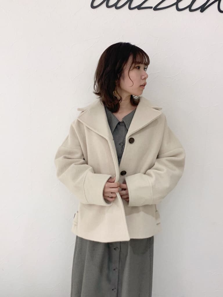 ホワイト系のその他アウター、グレー系のワンピース、ブラック系のブーツを着用したレディースの秋コーディネートの6枚目の写真