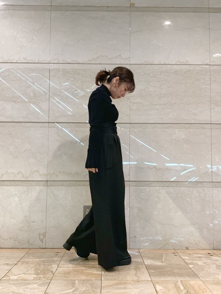 グレー系のトレンチコート、ブラック系のその他パンツ、ブラック系のローファーを着用したレディースの冬コーディネートの9枚目の写真