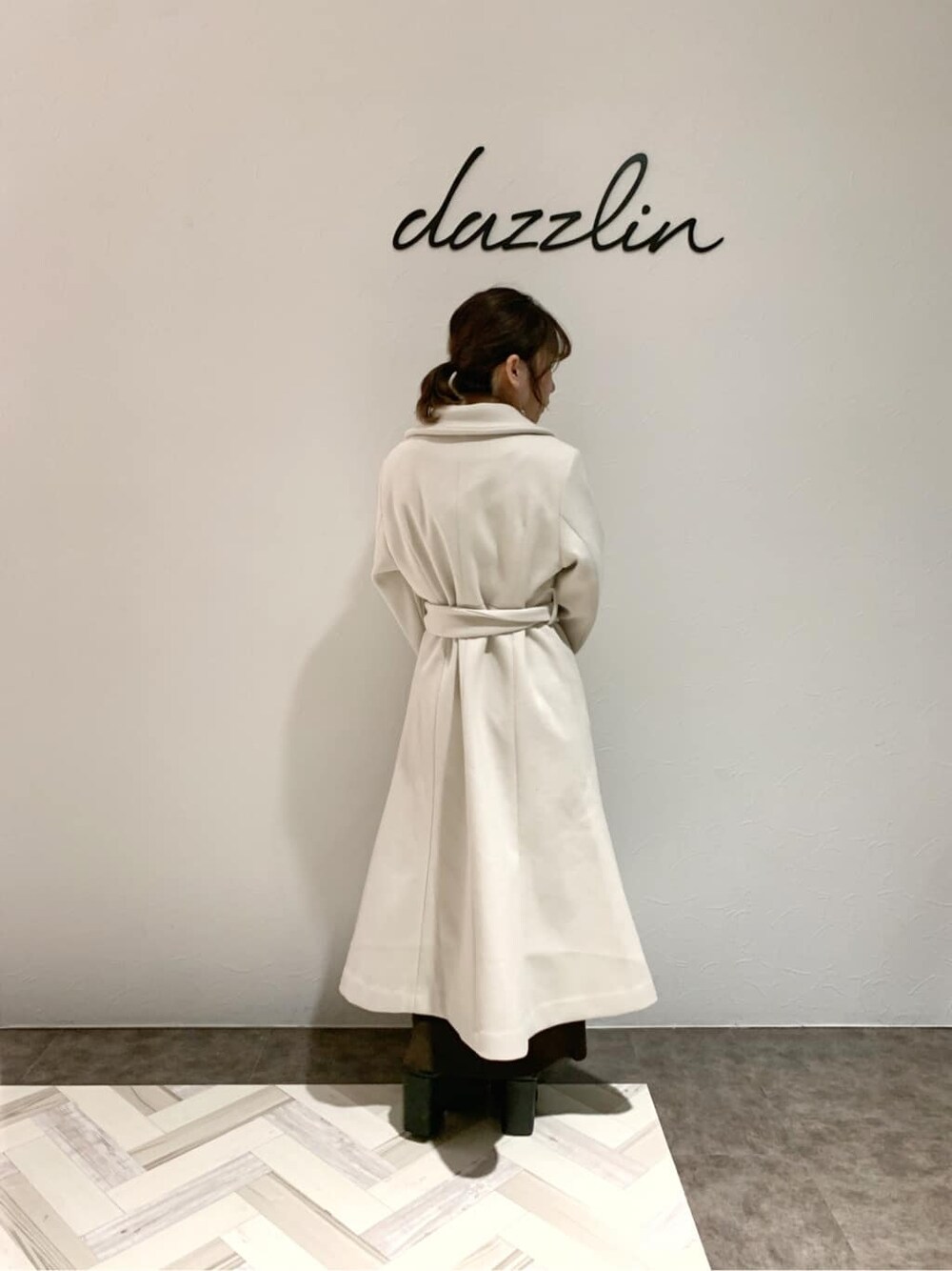 「フェミニンコーデ、低身長、ダズリン、ニットワンピース、リボン、大人フェミニン、大人コーデ、ガーリーコーデ、ワンピース、低身長コーデ、秋コーデ、モテコーデ、レイヤード、dazzlin、マーメイド」｜「dazzlinの2WAYマーメイドコート（その他アウター、ホワイト系）」を使った、tomomiさん（レディース・145cm）の秋コーディネートの3枚目の写真