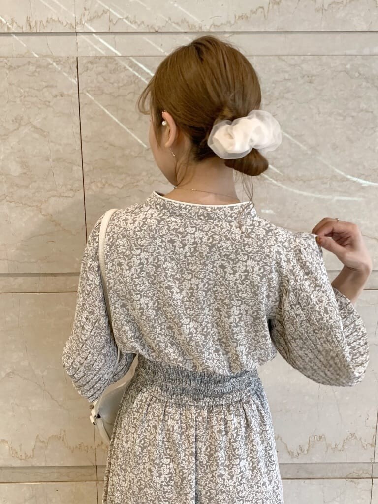 ベージュ系のサンダル、グレー系のワンピースを着用したレディースの春コーディネートの8枚目の写真