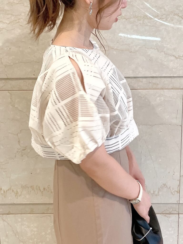 ブラウン系のワンピース、その他のサンダル、ベージュ系のキャミソールを着用したレディースの夏コーディネートの6枚目の写真