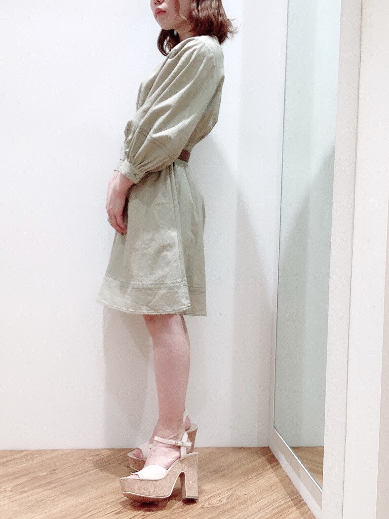 ベージュ系のサンダル、ベージュ系のワンピース、ブラウン系のベルトを着用したレディースの春コーディネートの2枚目の写真