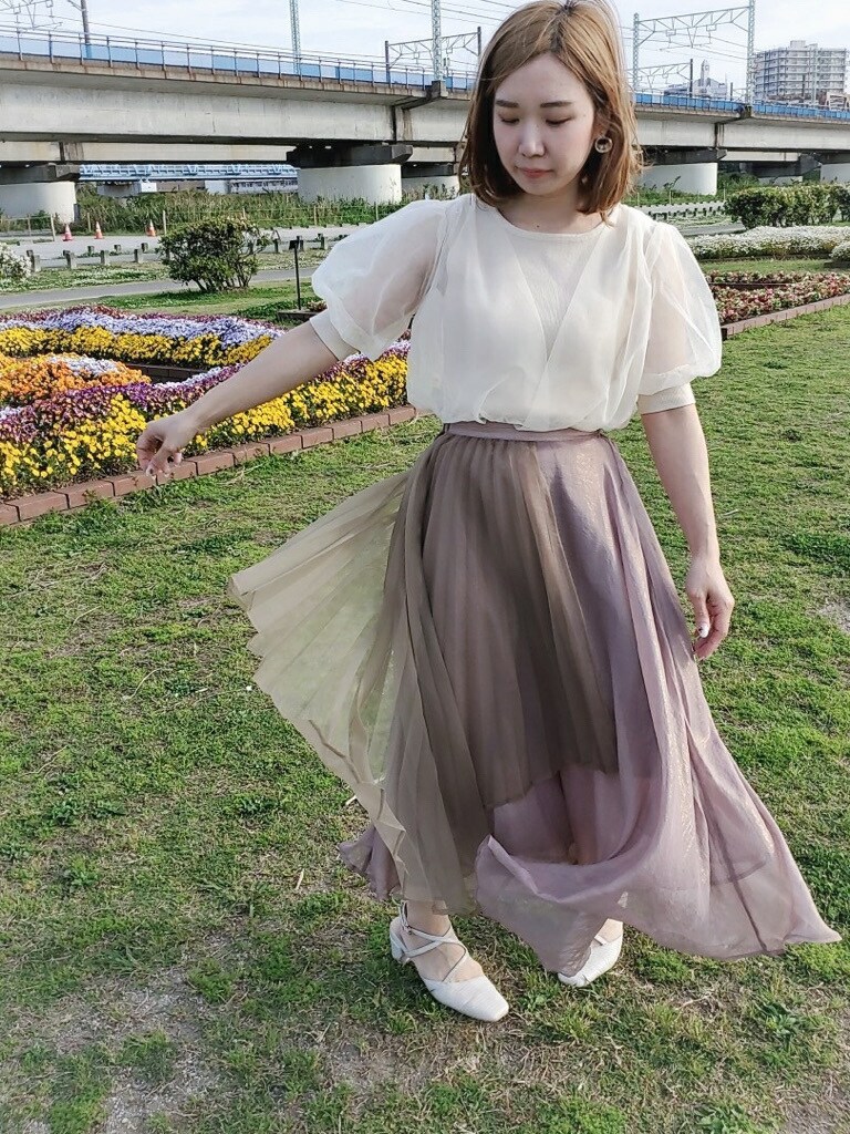 ブラウン系のスカート、ホワイト系のパンプス、ホワイト系のニット/セーターを着用したレディースの春コーディネートの4枚目の写真