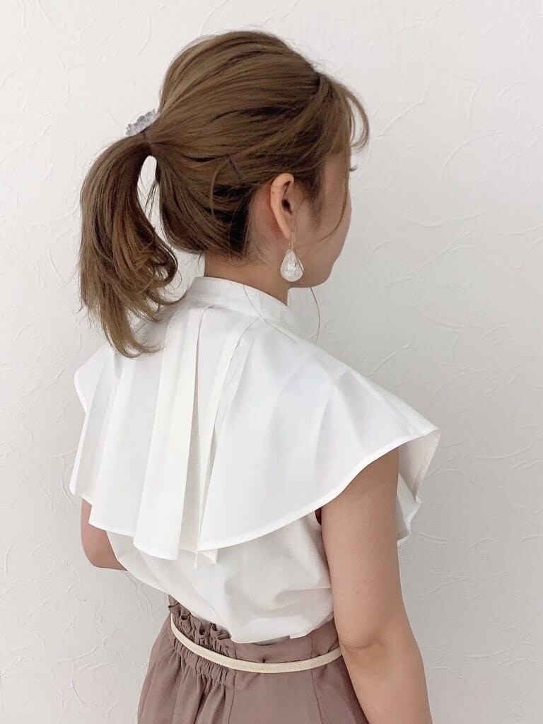 ホワイト系のシャツ/ブラウス、ベージュ系のサンダル、ピンク系のスカートを着用したレディースの春コーディネートの5枚目の写真