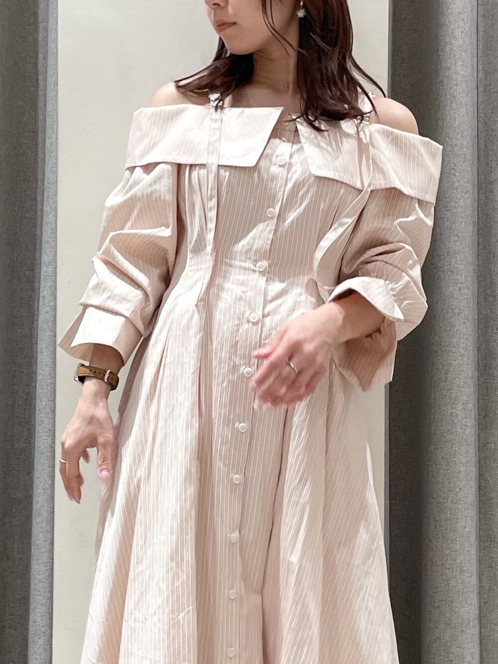 ピンク系のシャツワンピース、ホワイト系のパンプスを着用したレディースの春コーディネートの4枚目の写真