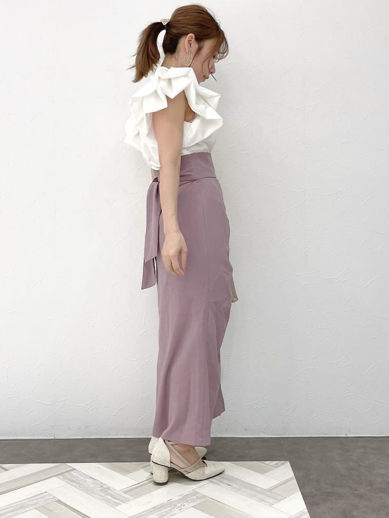 ホワイト系のシャツ/ブラウス、パープル系のスカート、ホワイト系のパンプスを着用したレディースの夏コーディネートの3枚目の写真