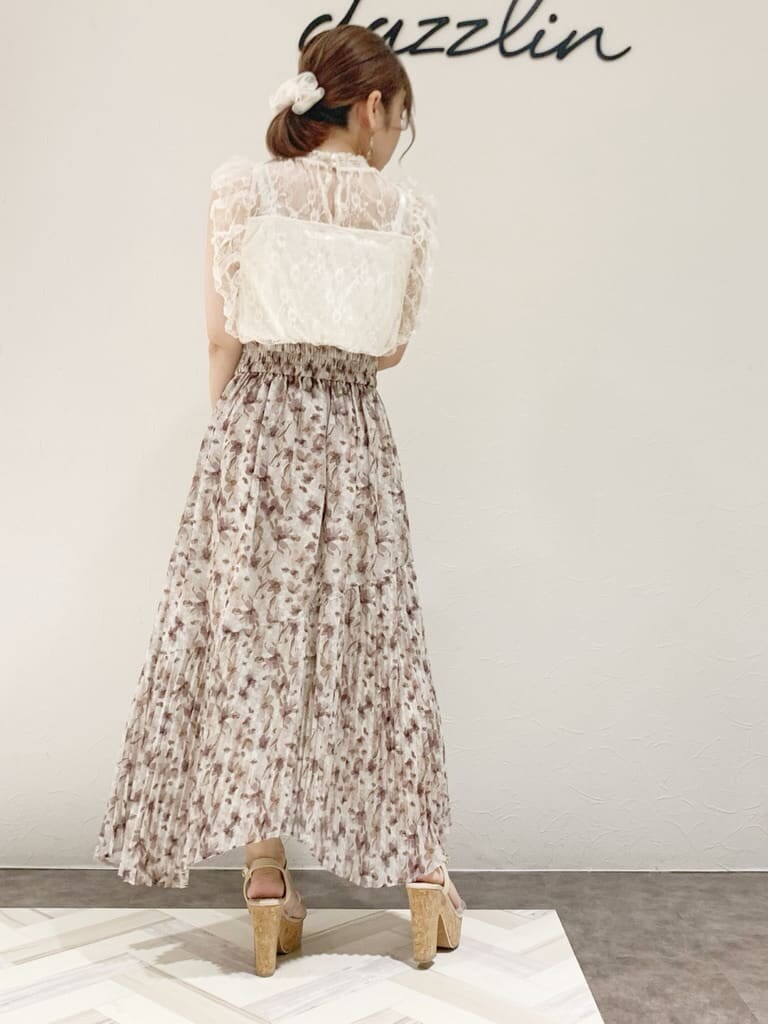 その他のサンダル、ホワイト系のシャツ/ブラウスを着用したレディースの夏コーディネートの3枚目の写真