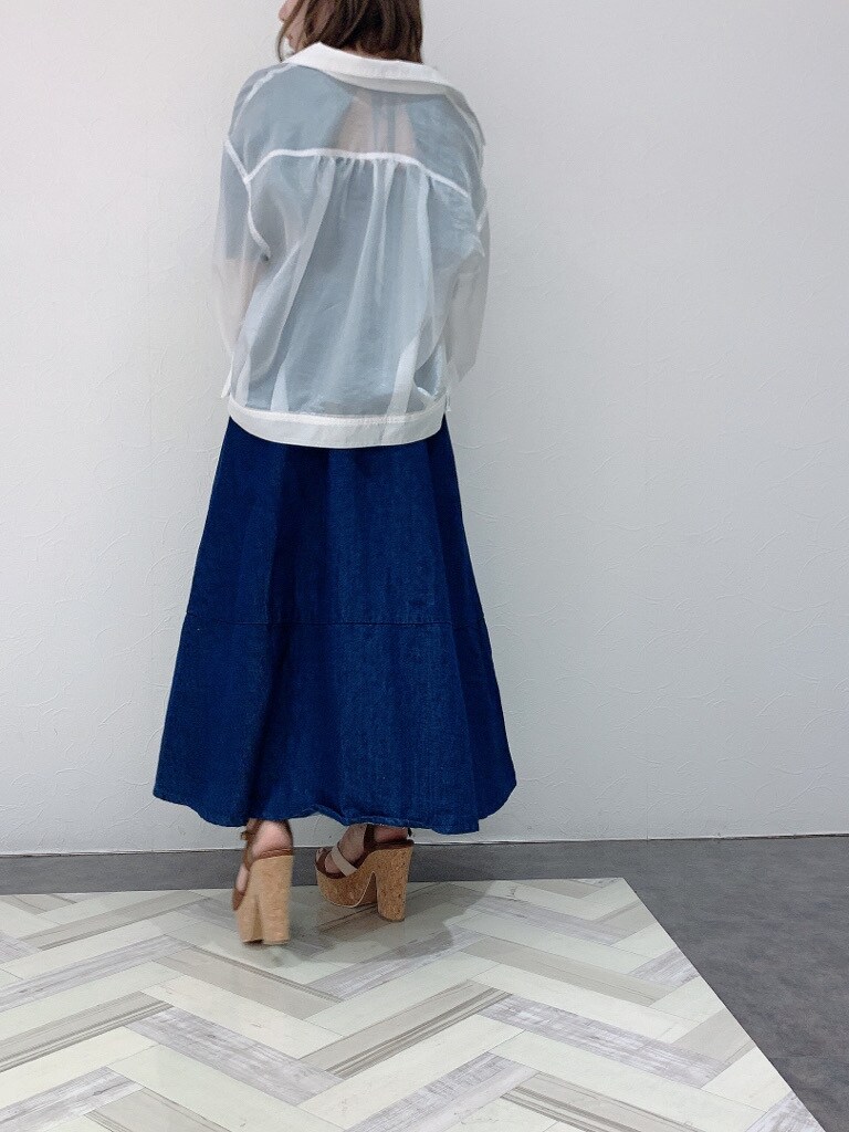 ホワイト系のブルゾン、ブルー系のワンピース、その他のサンダルを着用したレディースの春コーディネートの8枚目の写真