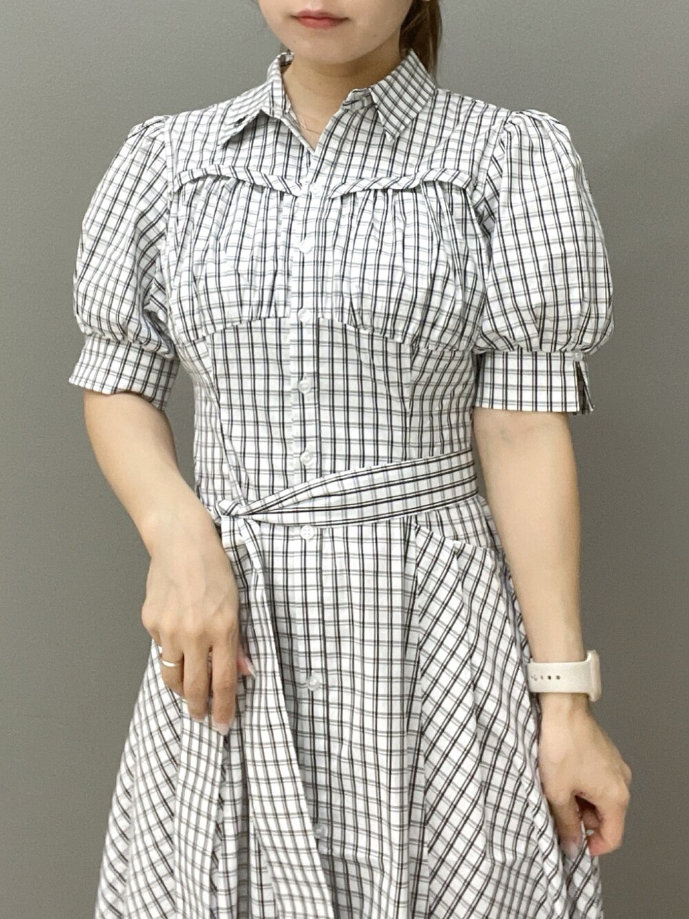 ホワイト系のワンピース、ブラック系のサンダルを着用したレディースの夏コーディネートの6枚目の写真