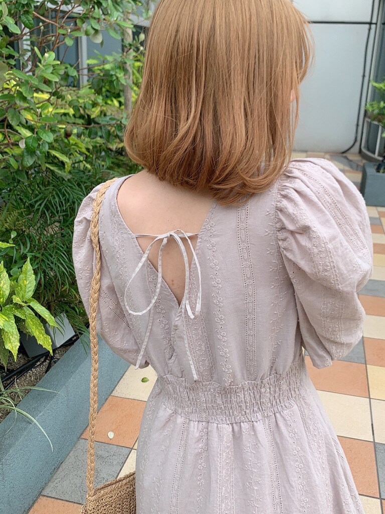 ベージュ系のワンピース、その他のサンダルを着用したレディースの春コーディネートの6枚目の写真