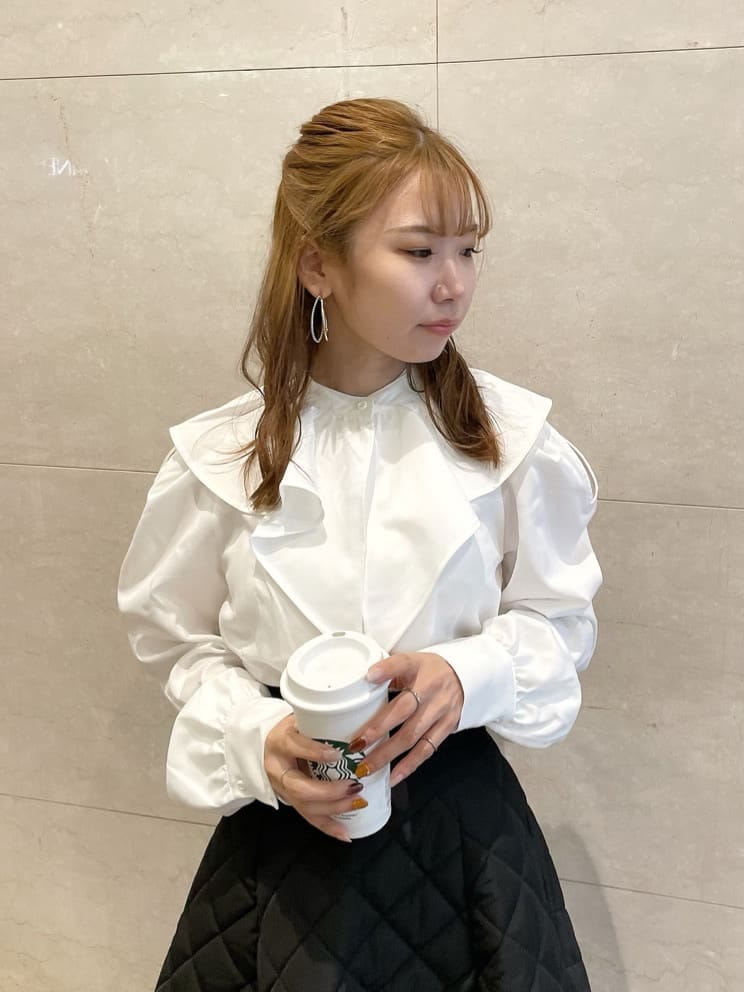 ホワイト系のシャツ/ブラウス、ブラック系のブーツ、ブラック系のスカートを着用したレディースの秋コーディネートの5枚目の写真