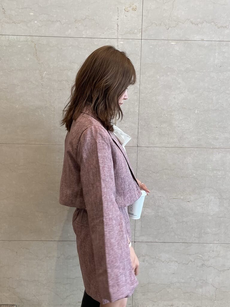 ホワイト系のシャツ/ブラウス、レッド系のその他アウター、レッド系のスカートを着用したレディースの夏コーディネートの10枚目の写真