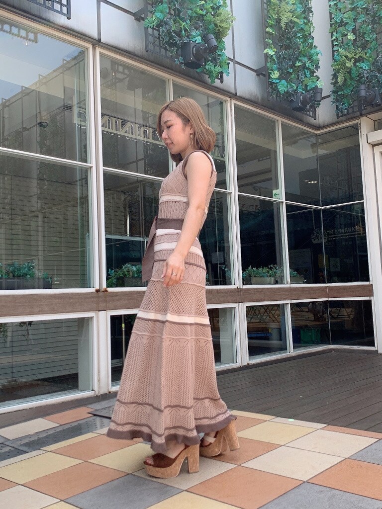 その他のサンダル、ベージュ系のワンピースを着用したレディースの春コーディネートの2枚目の写真