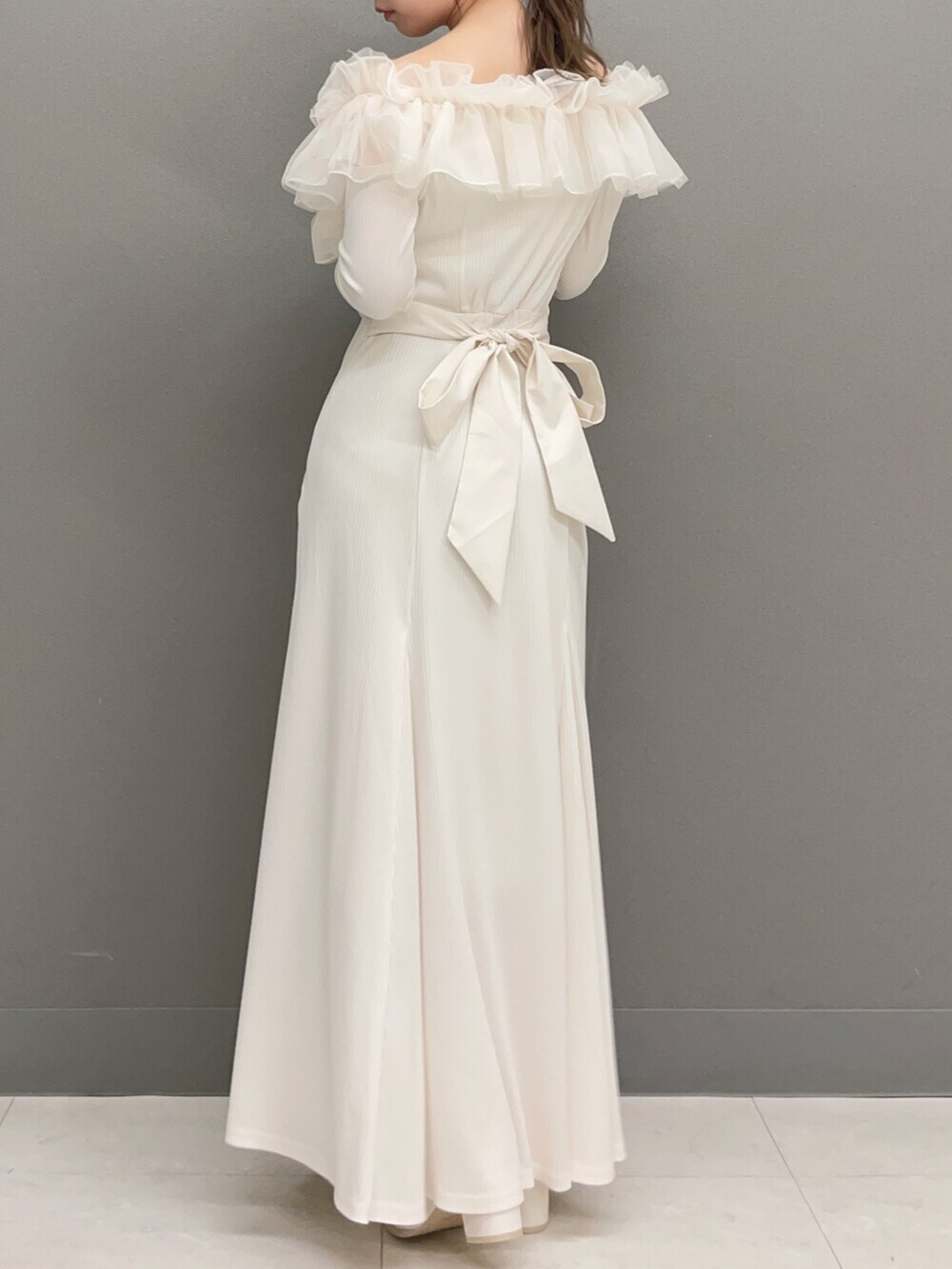 ホワイト系のブーツ、ホワイト系のワンピースを着用したレディースの秋コーディネートの5枚目の写真