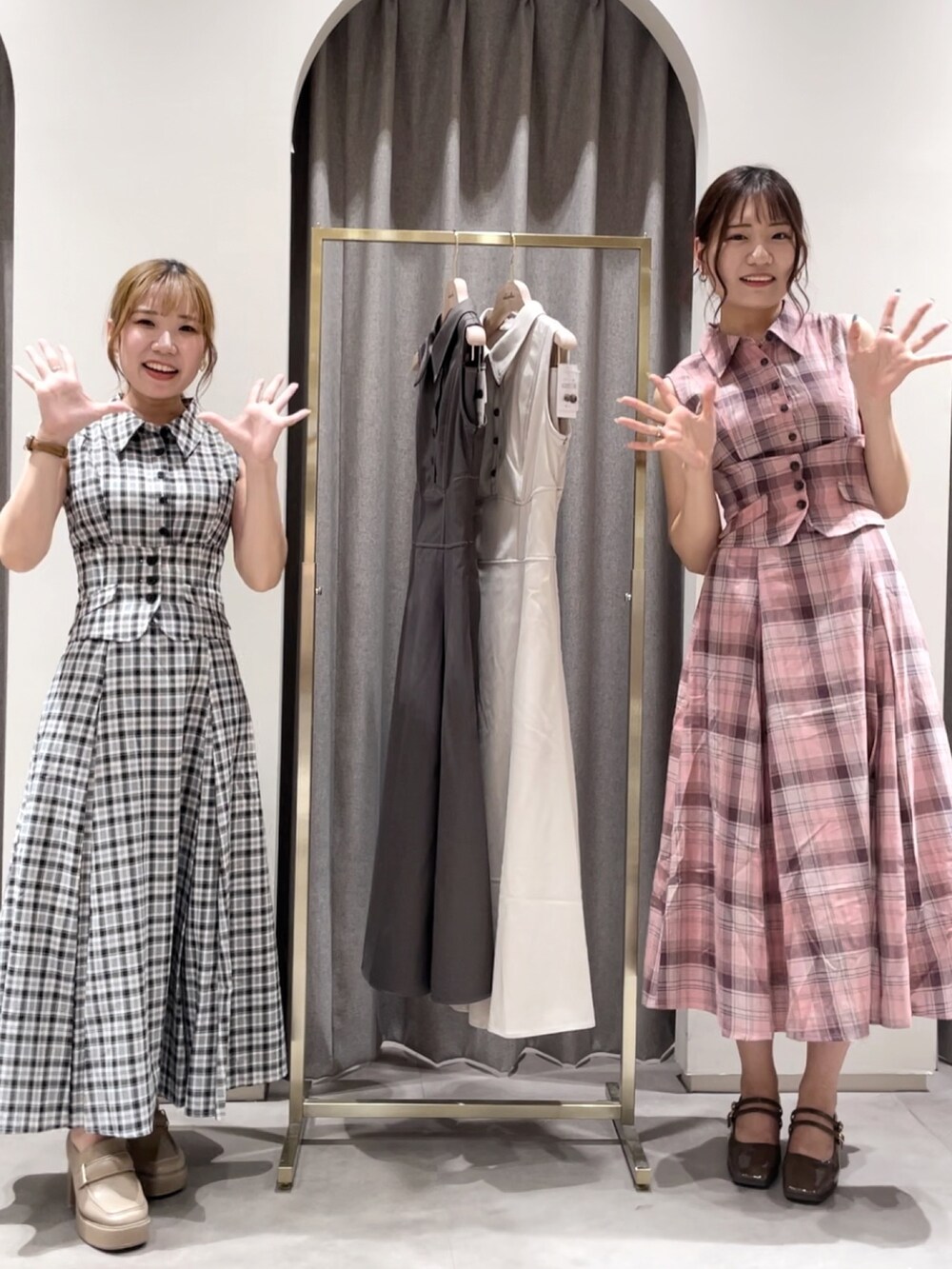 ブラック系のワンピース、ピンク系のワンピース、ブラウン系のパンプスを着用したレディースの夏コーディネートの2枚目の写真