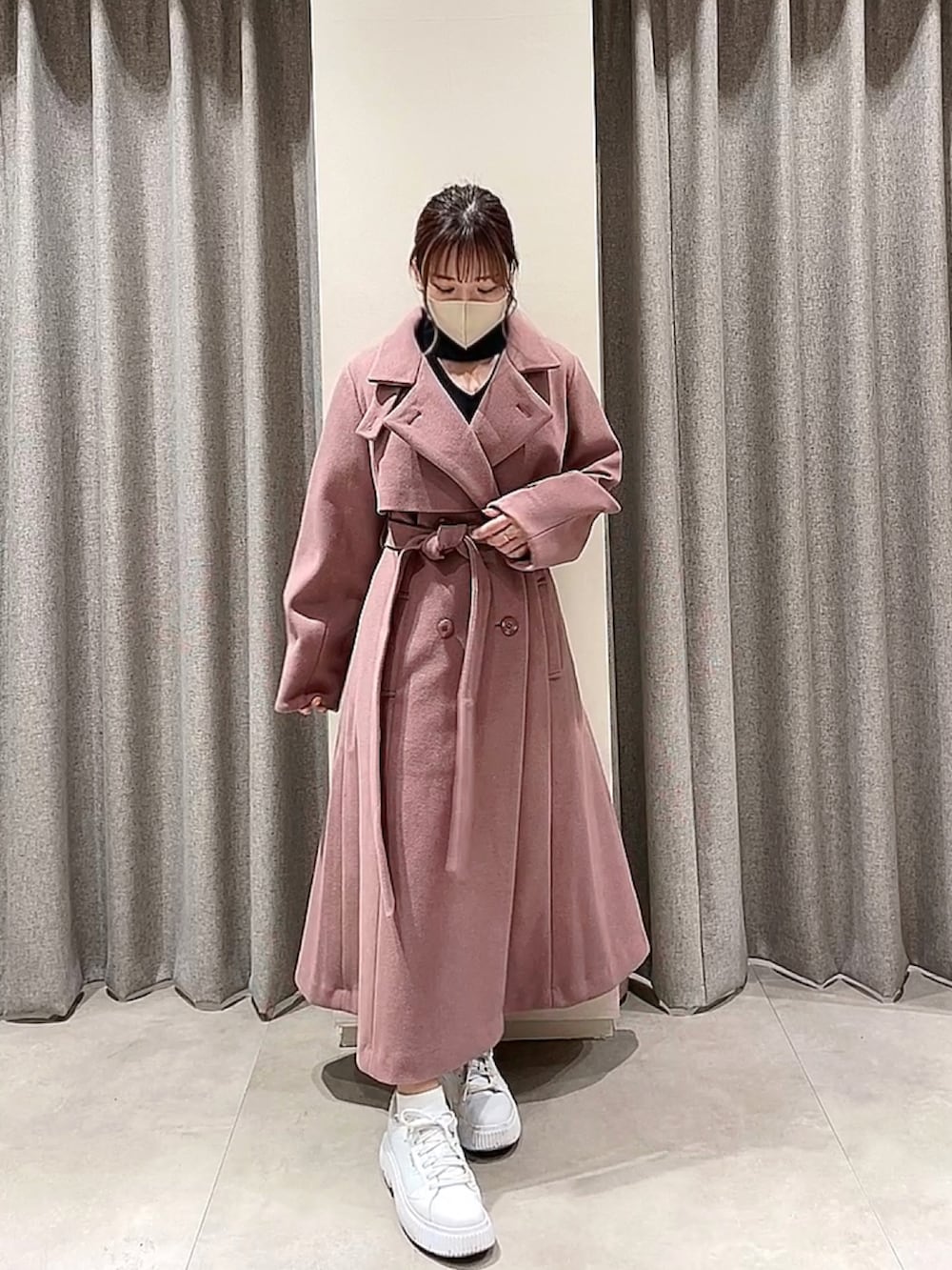 ピンク系のその他アウター、ブラック系のニット/セーターを着用したレディースの秋コーディネートの4枚目の写真