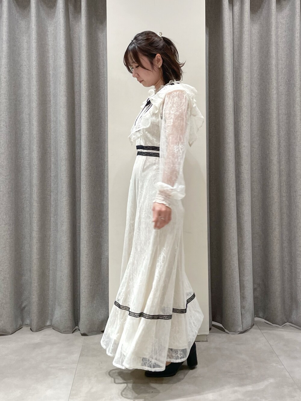 ホワイト系のワンピース、ブラック系のパンプスを着用したレディースの秋コーディネートの3枚目の写真