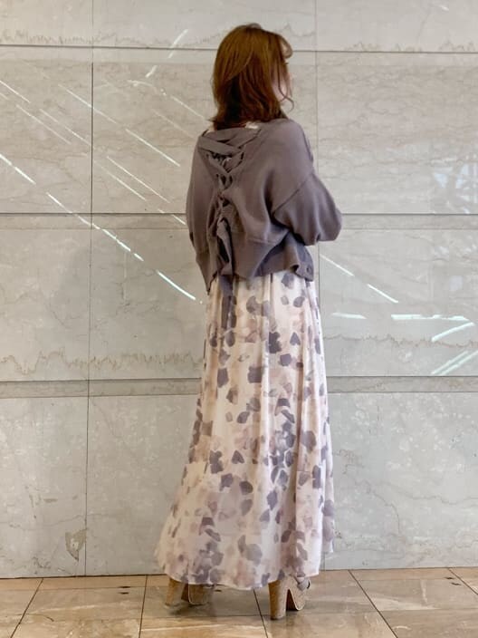 ピンク系のワンピース、ベージュ系のカーディガン/ボレロ、ベージュ系のサンダルを着用したレディースの春コーディネートの6枚目の写真