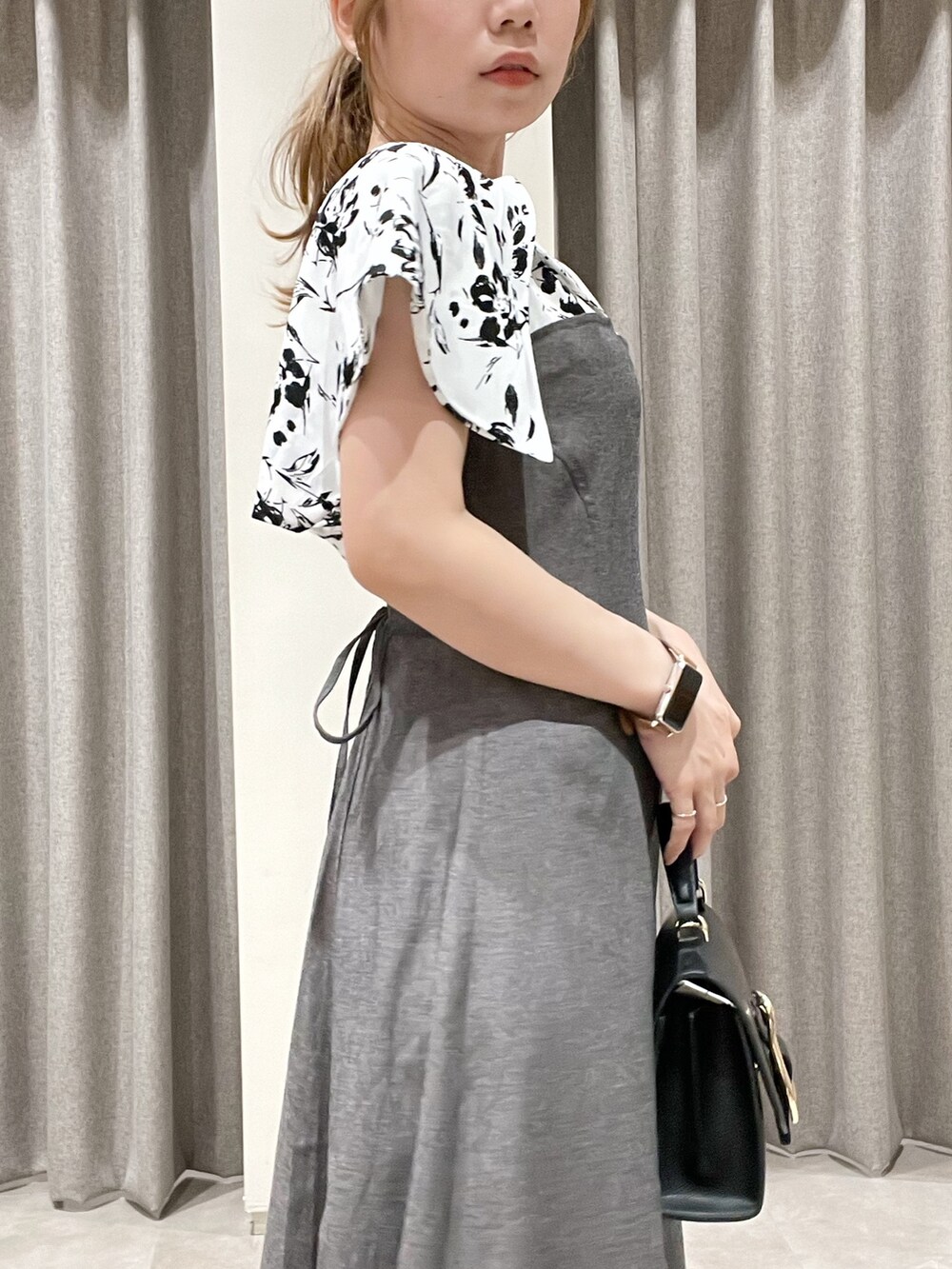 ブラック系のワンピース、ブラック系のハンドバッグ、ブラック系のサンダルを着用したレディースの夏コーディネートの7枚目の写真