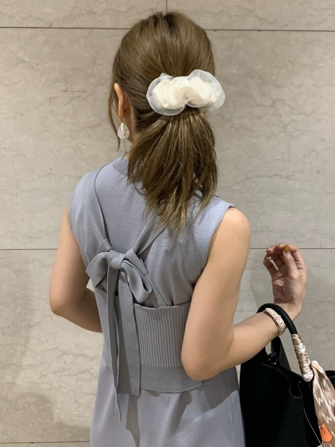 グレー系のワンピース、ブラック系のハンドバッグ、ブラック系のサンダルを着用したレディースの春コーディネートの5枚目の写真