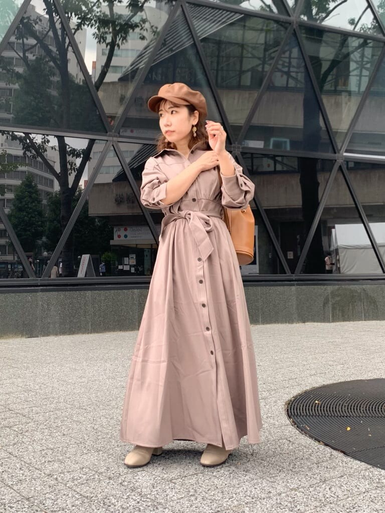 ベージュ系のワンピース、ブラウン系のバックパック/リュック、ベージュ系のブーツを着用したレディースの夏コーディネートの5枚目の写真