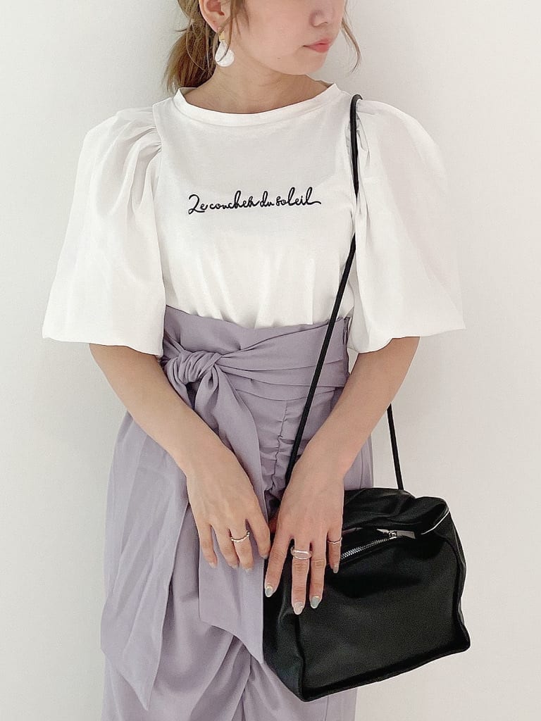 ブラック系のハンドバッグ、ホワイト系のTシャツ/カットソー、その他のサンダルを着用したレディースの夏コーディネートの5枚目の写真