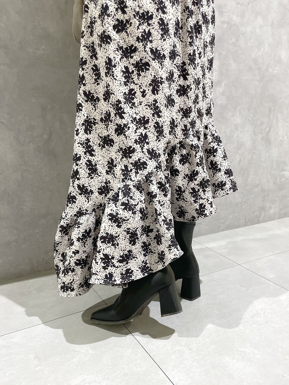 ホワイト系のニット/セーター、その他のスカート、ブラック系のブーツを着用したレディースの秋コーディネートの10枚目の写真