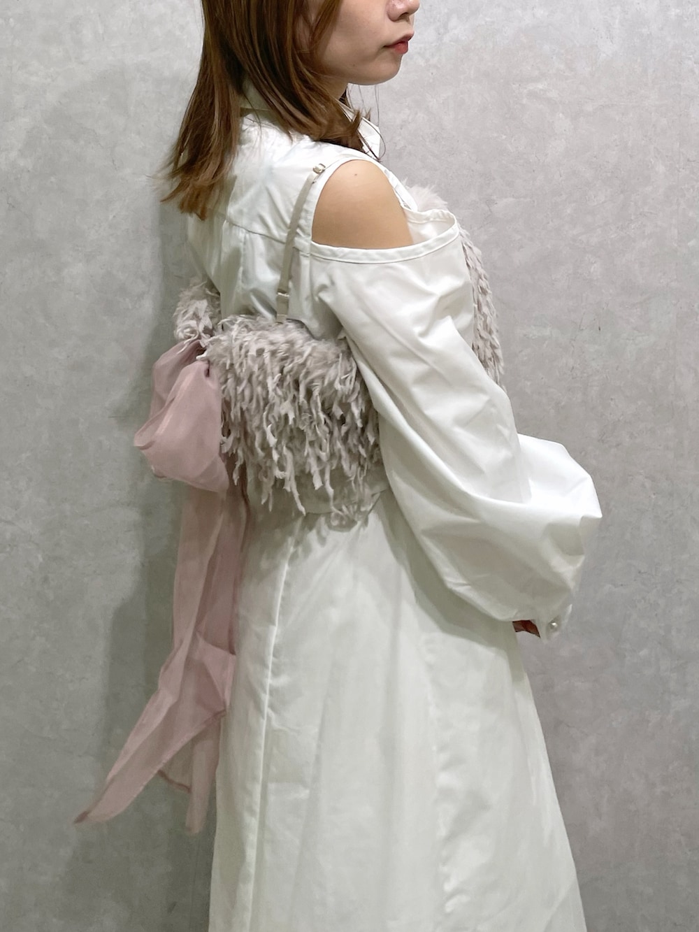 ホワイト系のシャツワンピース、ピンク系のキャミソール、ベージュ系のブーツを着用したレディースの秋コーディネートの6枚目の写真