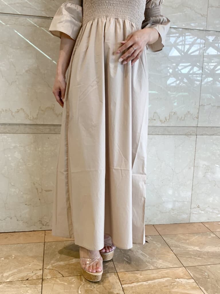 ベージュ系のワンピース、ホワイト系のシャツ/ブラウス、その他のサンダルを着用したレディースの夏コーディネートの9枚目の写真