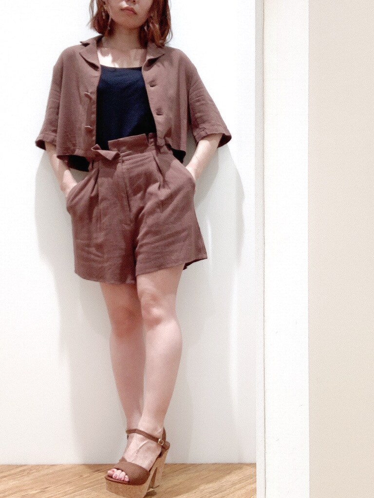 ブラウン系のその他パンツ、ブラウン系のサンダル、ブラウン系のシャツ/ブラウスを着用したレディースの夏コーディネートの4枚目の写真