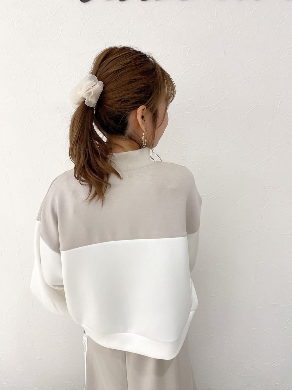 ベージュ系のスカート、ブラック系のブーツ、ベージュ系のTシャツ/カットソーを着用したレディースの秋コーディネートの7枚目の写真