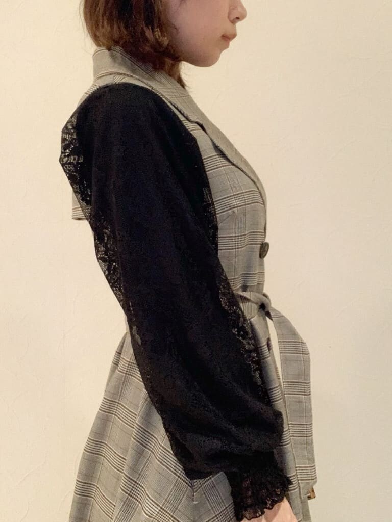 グレー系のワンピース、ブラック系のシャツ/ブラウス、ブラック系のブーツを着用したレディースの秋コーディネートの6枚目の写真