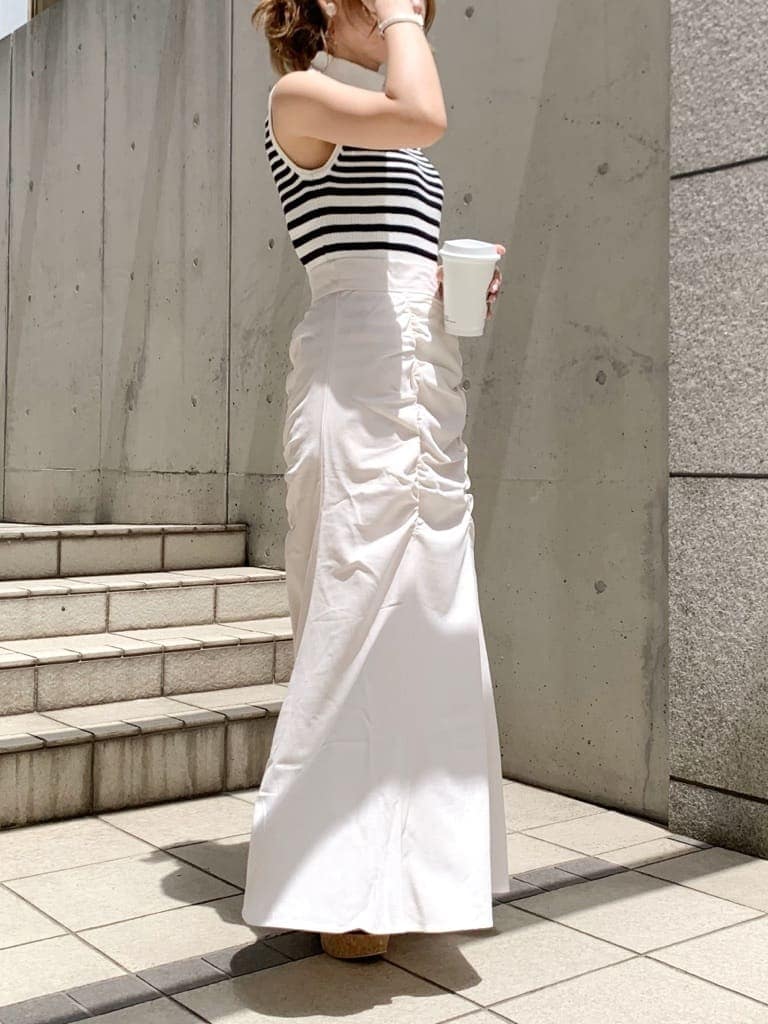 その他のニット/セーター、ホワイト系のスカート、ブラウン系のサンダルを着用したレディースの春コーディネートの2枚目の写真