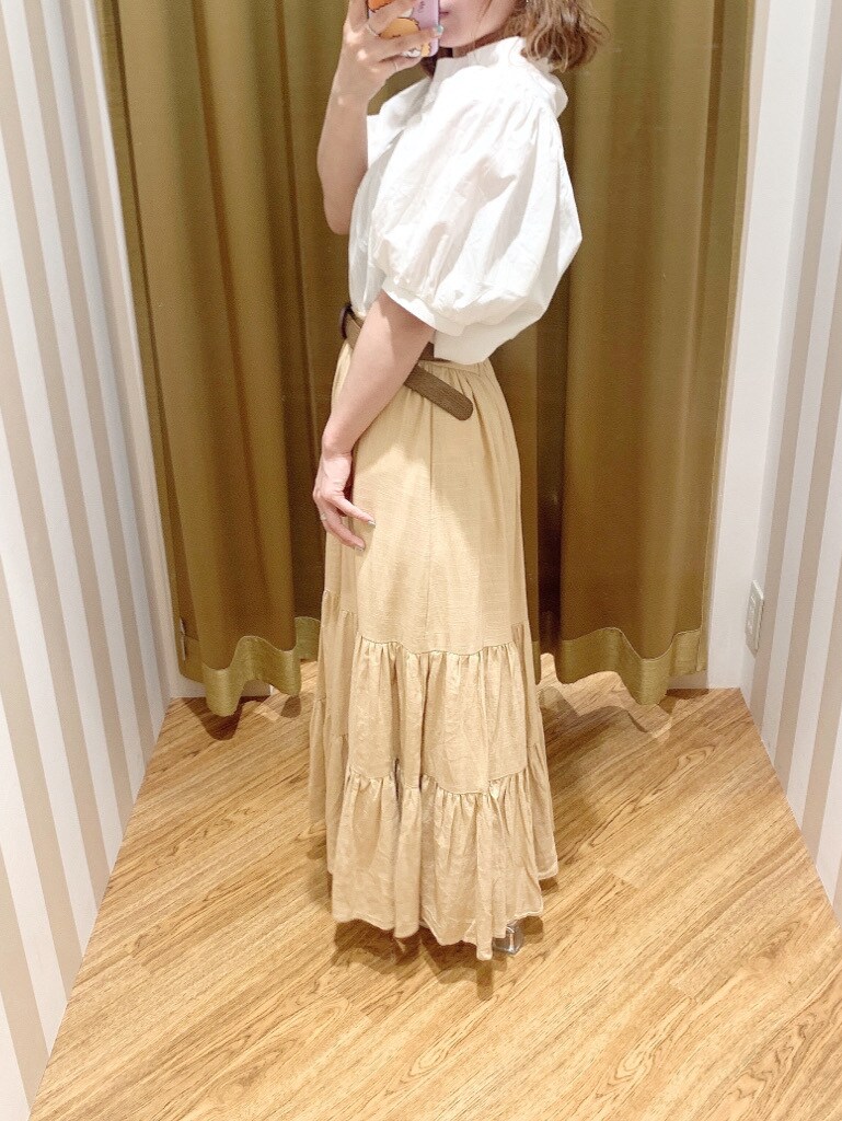 ホワイト系のシャツ/ブラウス、ベージュ系のスカート、その他のサンダルを着用したレディースの春コーディネートの7枚目の写真