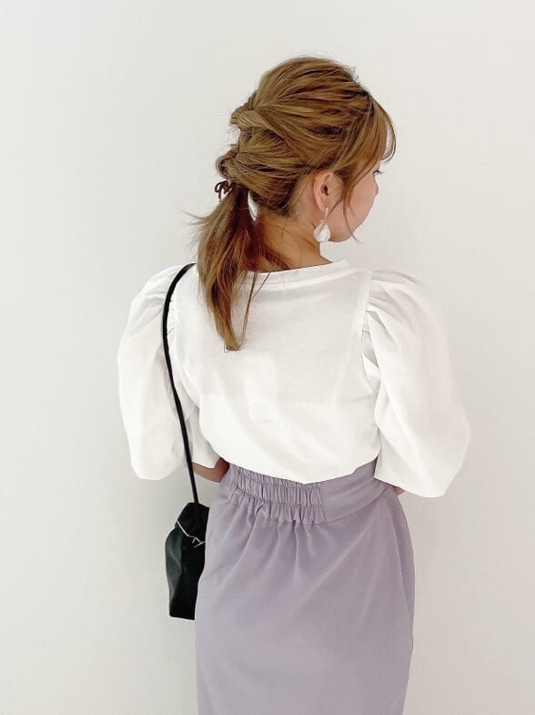 ブラック系のハンドバッグ、ホワイト系のTシャツ/カットソー、その他のサンダルを着用したレディースの夏コーディネートの7枚目の写真