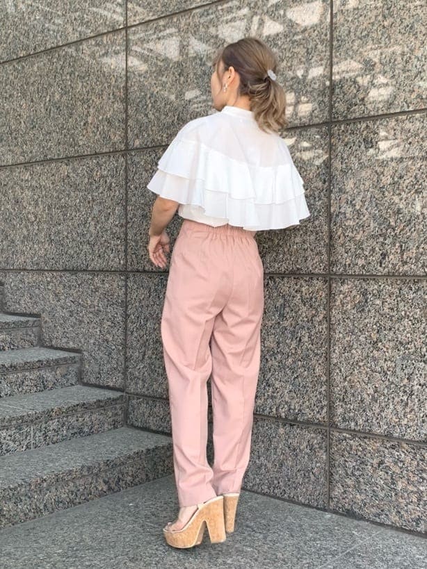ホワイト系のショルダーバッグ、ピンク系のその他パンツ、ホワイト系のシャツ/ブラウスを着用したレディースの春コーディネートの3枚目の写真