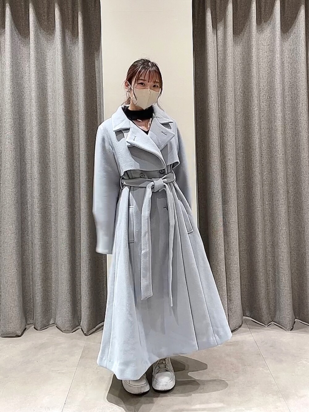 ブルー系のその他アウター、ブラック系のニット/セーターを着用したレディースの秋コーディネートの2枚目の写真