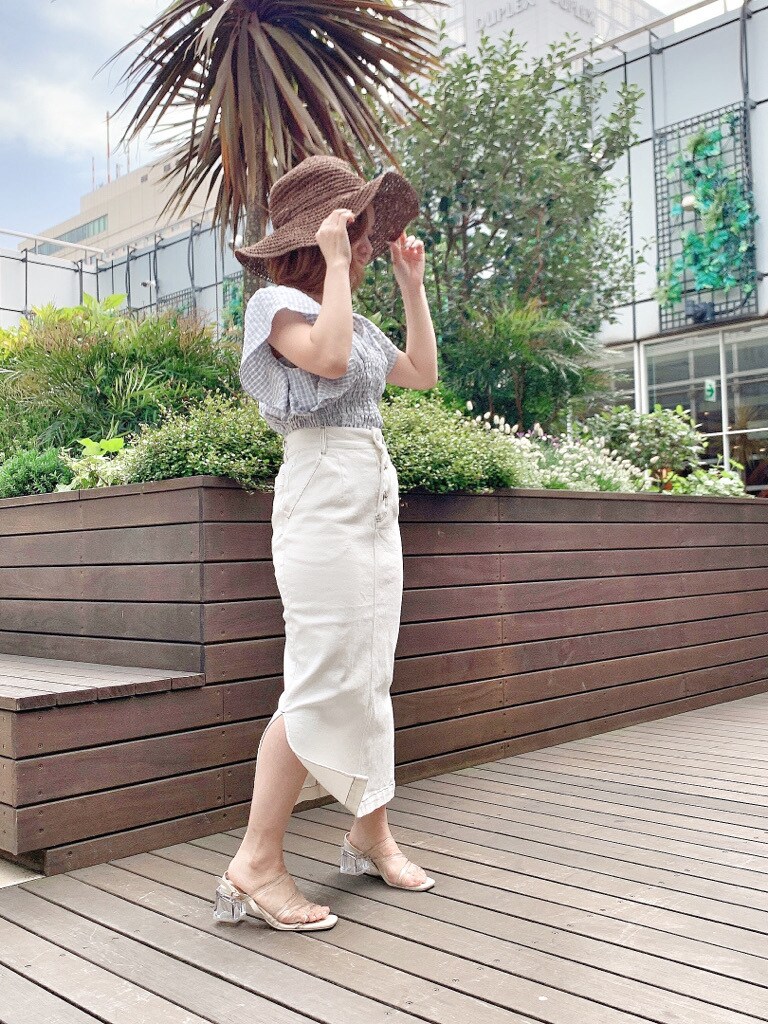 ブルー系のシャツ/ブラウス、ホワイト系のスカート、その他のサンダルを着用したレディースの春コーディネートの8枚目の写真