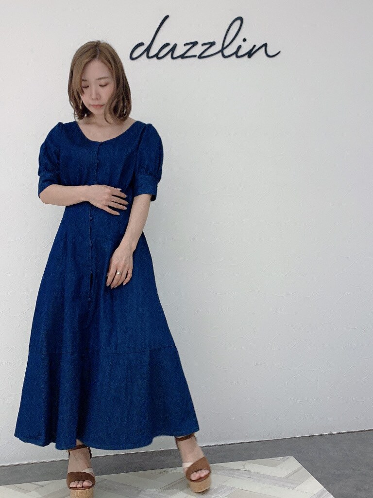 ホワイト系のブルゾン、ブルー系のワンピース、その他のサンダルを着用したレディースの春コーディネートの2枚目の写真