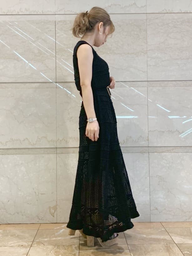 ベージュ系のテーラードジャケット、ブラック系のワンピース、ブラウン系のサンダルを着用したレディースの春コーディネートの3枚目の写真