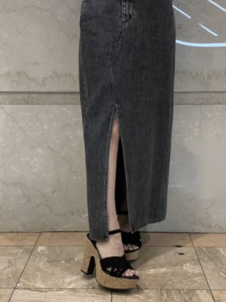 パープル系のニット/セーター、ブラック系のサンダル、ブラック系のスカートを着用したレディースの春コーディネートの5枚目の写真