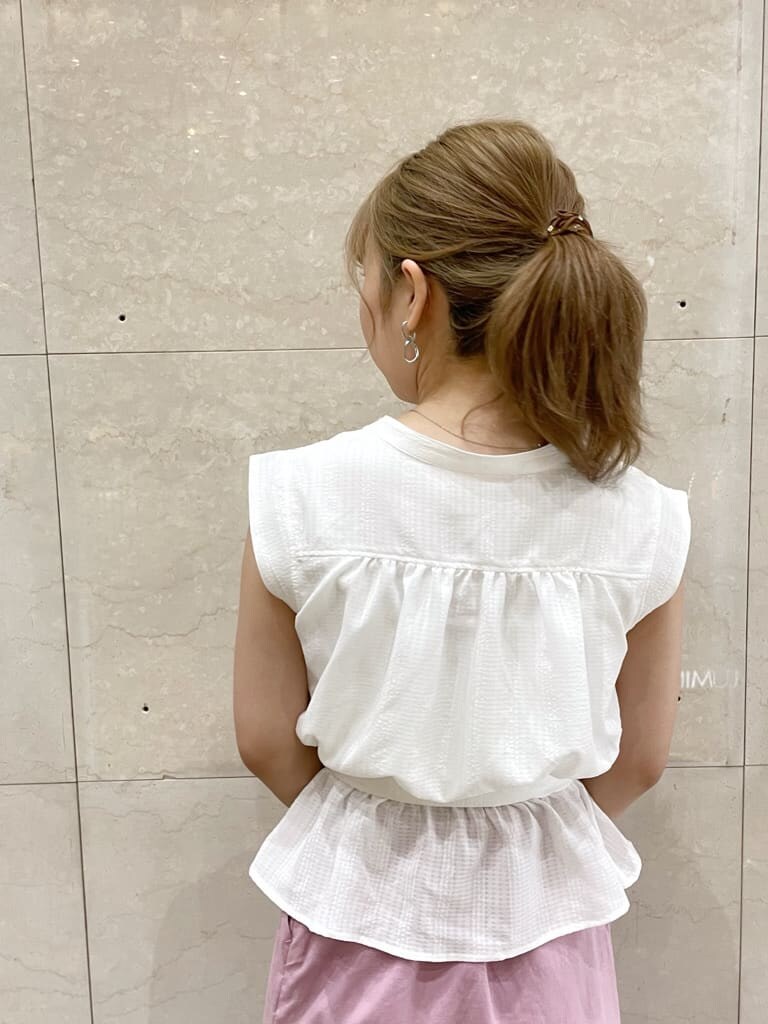 ブラウン系のハンドバッグ、ブラウン系のサンダル、ピンク系のスカートを着用したレディースの夏コーディネートの5枚目の写真