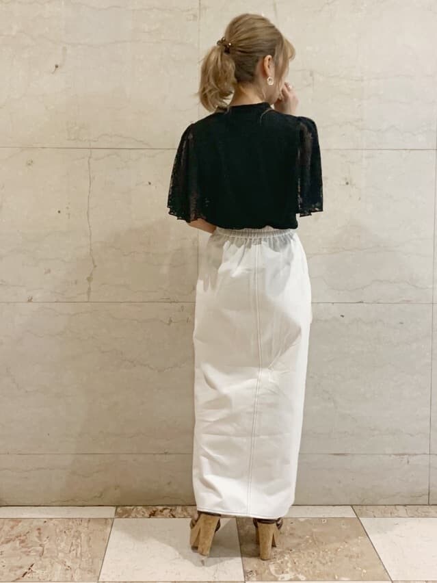 ブラック系のシャツ/ブラウス、ホワイト系のハンドバッグ、ブラウン系のサンダルを着用したレディースの春コーディネートの3枚目の写真