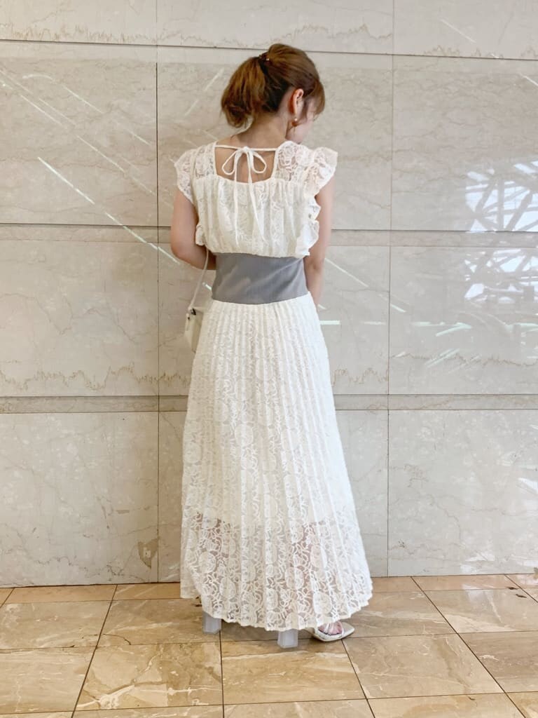 パープル系のサンダル、ホワイト系のワンピースを着用したレディースの春コーディネートの3枚目の写真