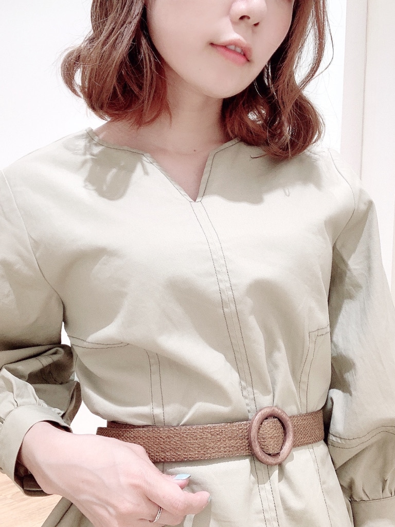 ベージュ系のサンダル、ベージュ系のワンピース、ブラウン系のベルトを着用したレディースの春コーディネートの4枚目の写真