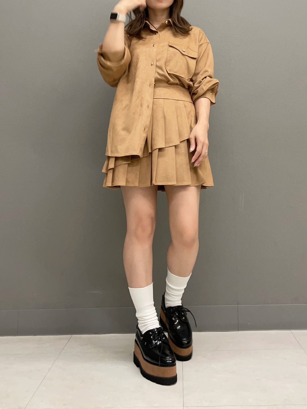 イエロー系のシャツ/ブラウス、イエロー系のスカート、その他のローファーを着用したレディースの夏コーディネートの5枚目の写真