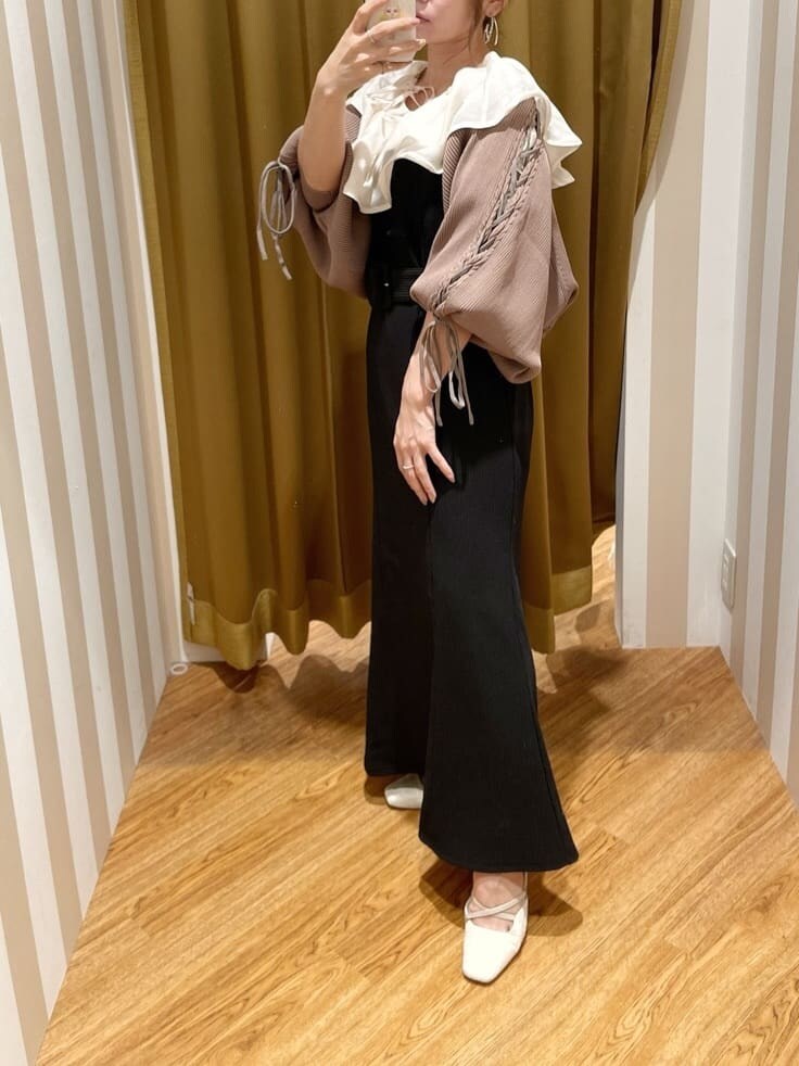 ベージュ系のカーディガン/ボレロ、ブラック系のワンピース、ホワイト系のパンプスを着用したレディースの夏コーディネートの3枚目の写真