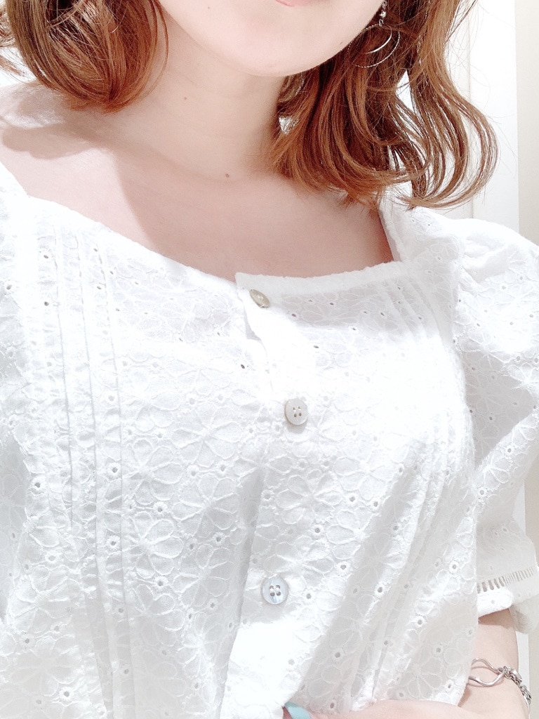 ホワイト系のシャツ/ブラウス、ブルー系のスカート、その他のサンダルを着用したレディースの春コーディネートの4枚目の写真